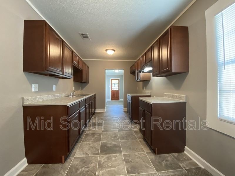 3552 Rockwood Ave - Photo 3 of 8