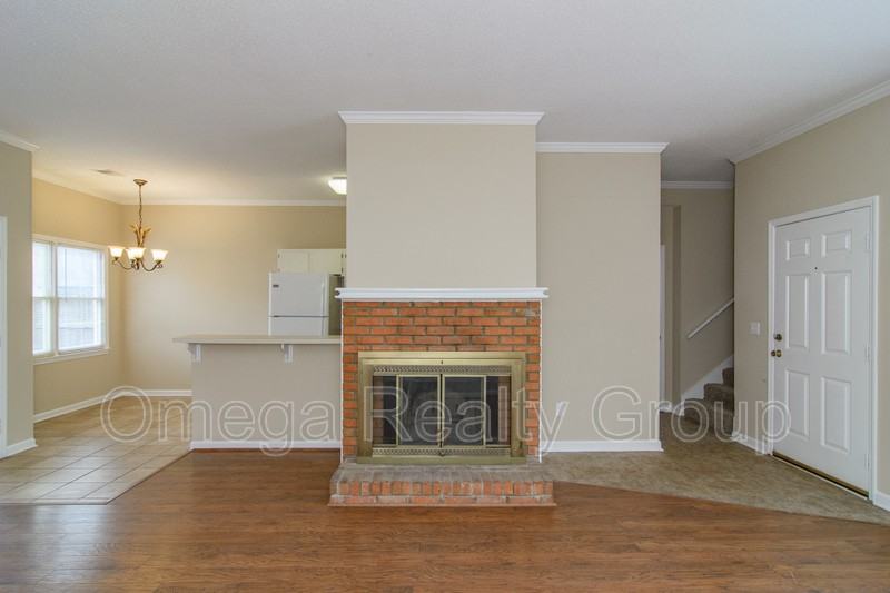 1101 Hillsboro Ln - Photo 4 of 23