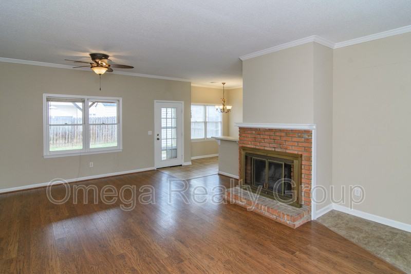 1101 Hillsboro Ln - Photo 5 of 23