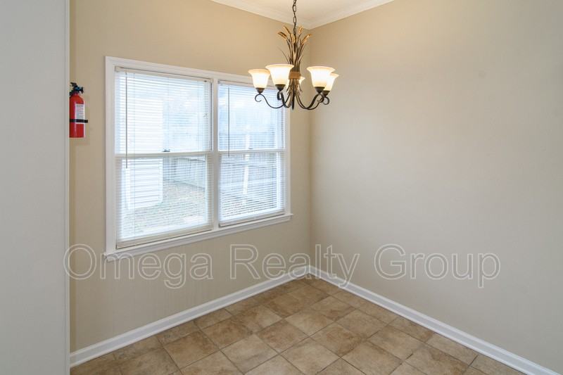 1101 Hillsboro Ln - Photo 6 of 23