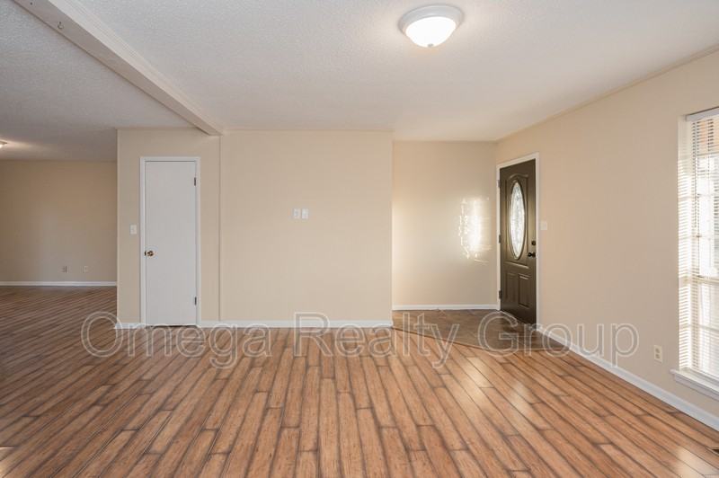 3166 Jenkins Cir S - Photo 3 of 31