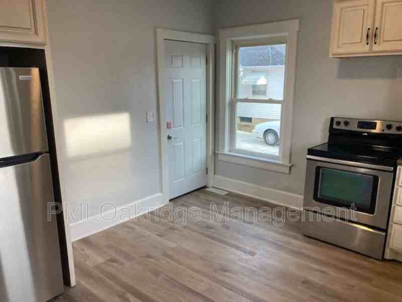 101 W 1st St - Photo 2 of 7