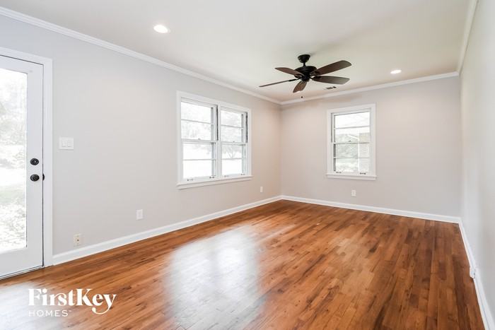 1040 Pinehurst Dr Se - Photo 3 of 15