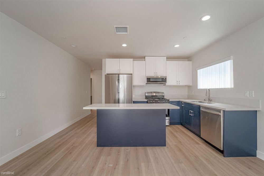 204 E 29th St - Photo 3 of 34