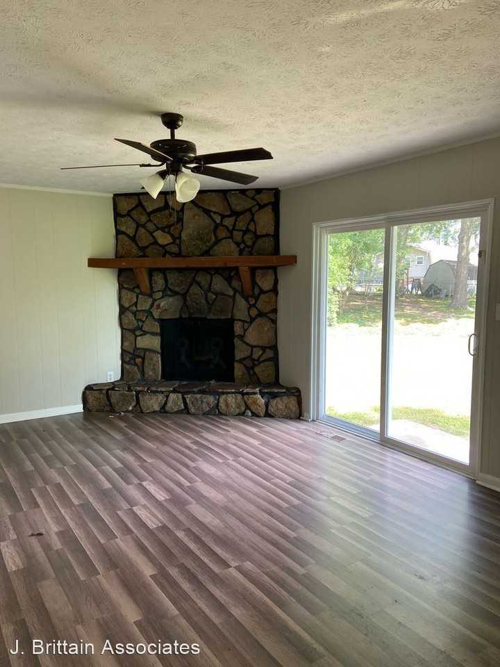 1923 Glen Davis Ln - Photo 2 of 5