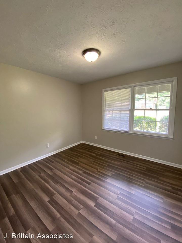 1923 Glen Davis Ln - Photo 3 of 5