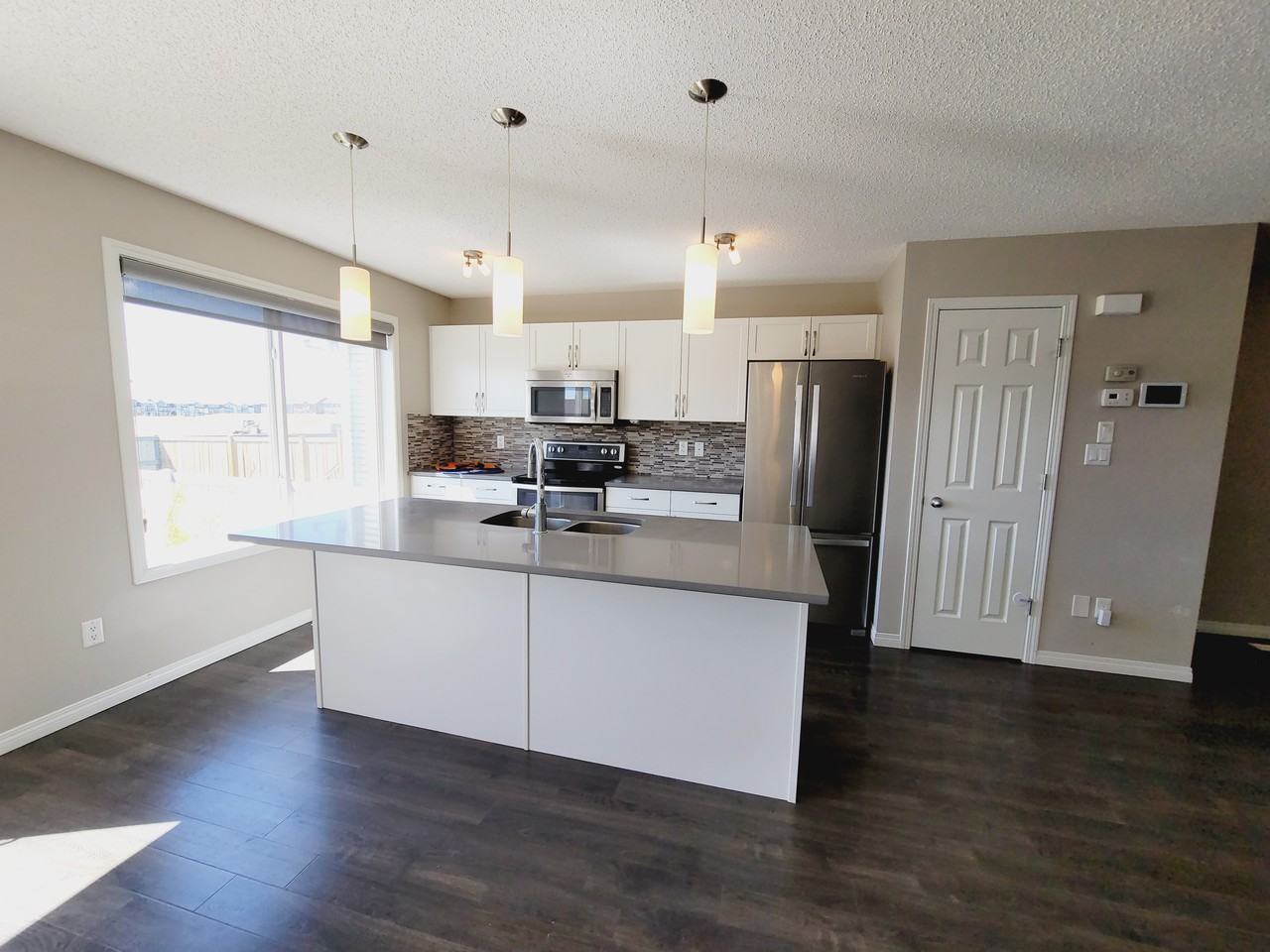 6743 24 Ave Sw - Photo 3 of 37