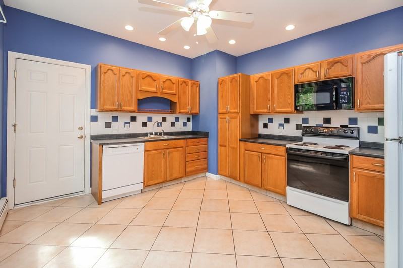 174 Pleasant St - Photo 3 of 14