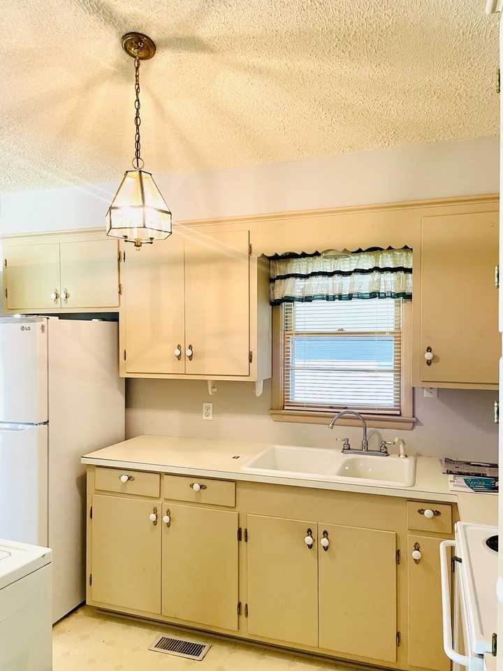 1728 Norwood Ave - Photo 3 of 4