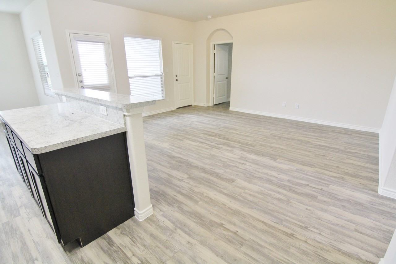 2325 Montrose Ln - Photo 2 of 8