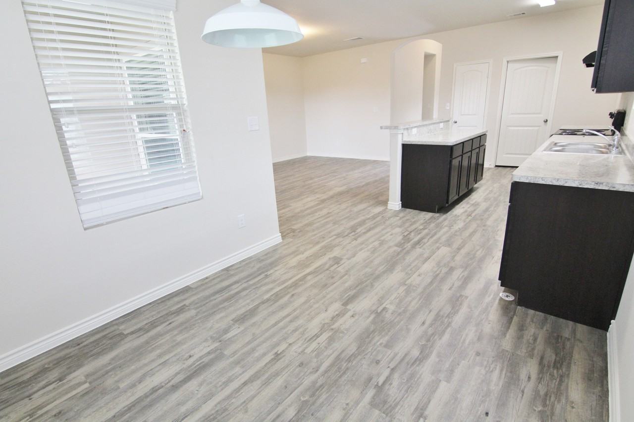 2325 Montrose Ln - Photo 3 of 8