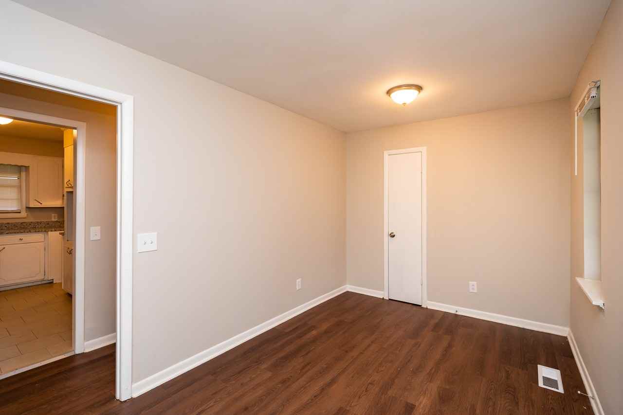 916 Manuel Hill Rd - Photo 2 of 7