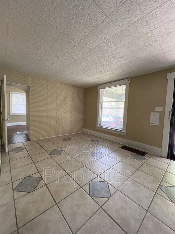2102 California Ave - Photo 2 of 13