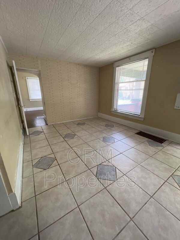 2102 California Ave - Photo 3 of 13