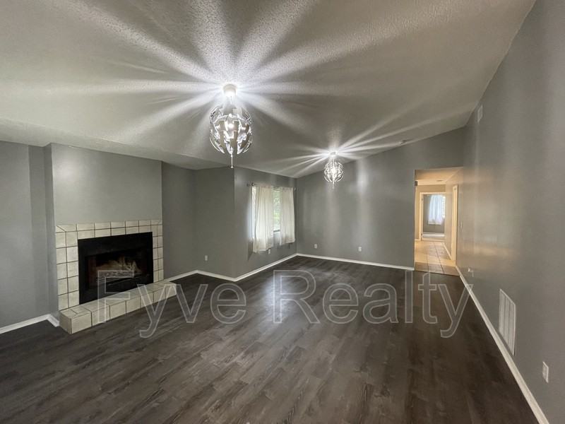 10235 Classic Oak Rd N - Photo 2 of 15