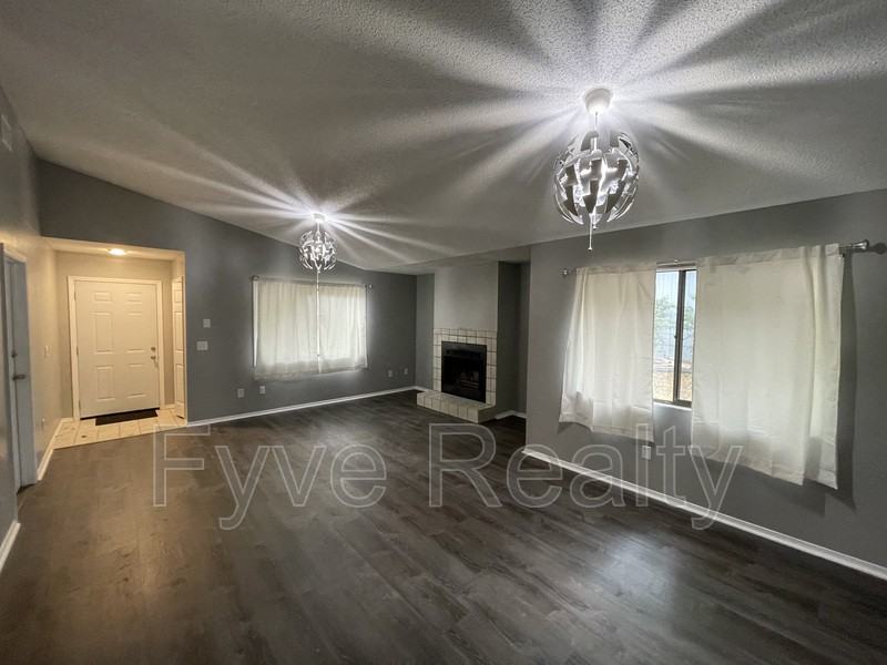 10235 Classic Oak Rd N - Photo 3 of 15