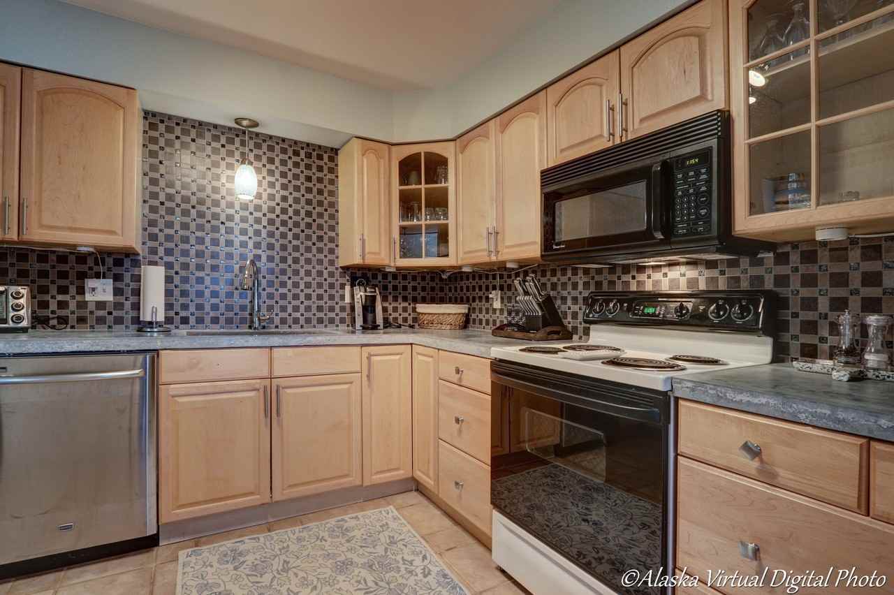 221 West 22nd Avenue - Photo 4 of 18