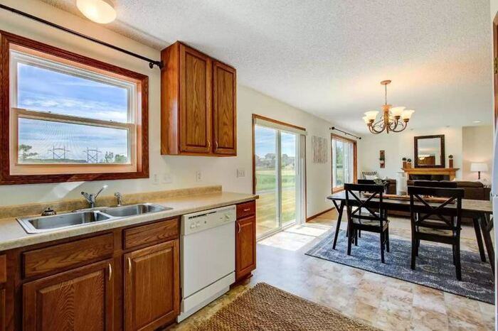 10065 41st Pl Ne - Photo 2 of 7