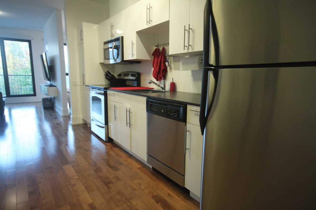 Superb condo near the Atwater Market - Photo 3 of 9