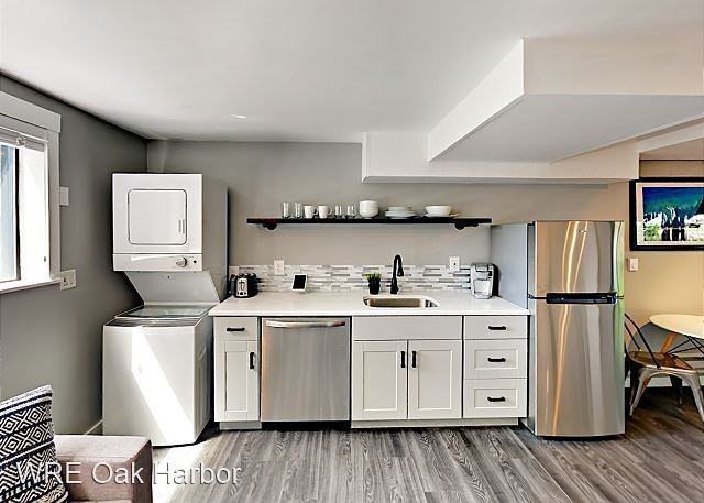 1060 Halsey Dr - Photo 2 of 12