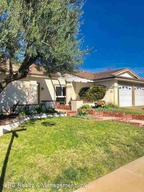 9 Fallen Oaks Dr - Photo 2 of 13