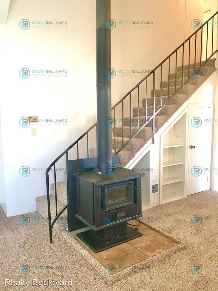 1664 Manchester Way - Photo 3 of 18