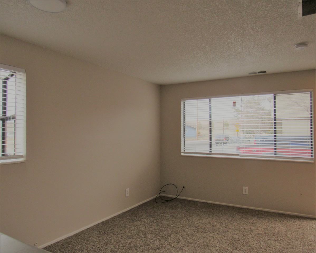 927 Manhattan St - Photo 3 of 12