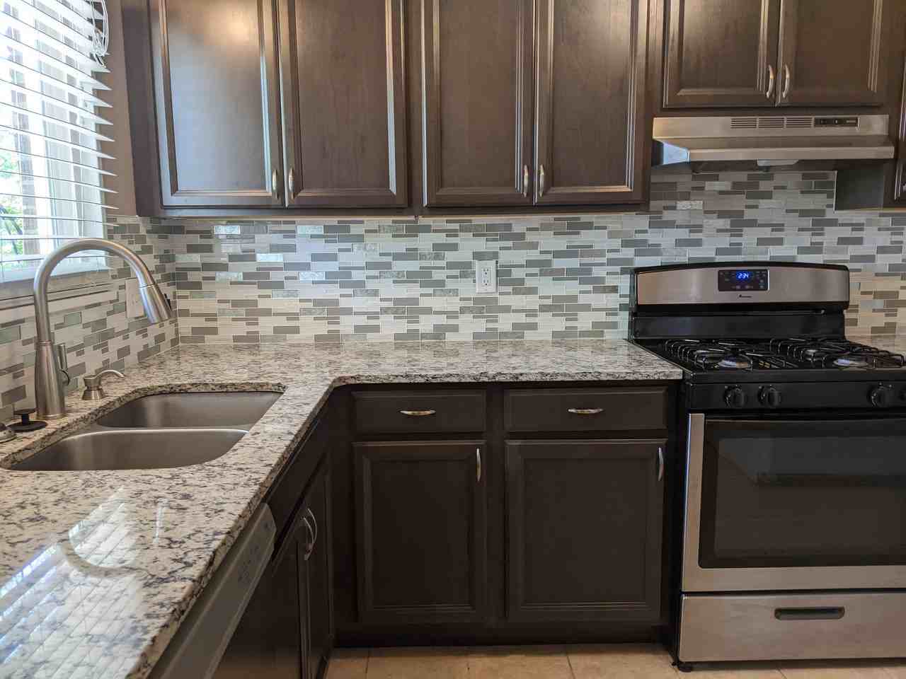 536 North Leona Avenue - Photo 2 of 9