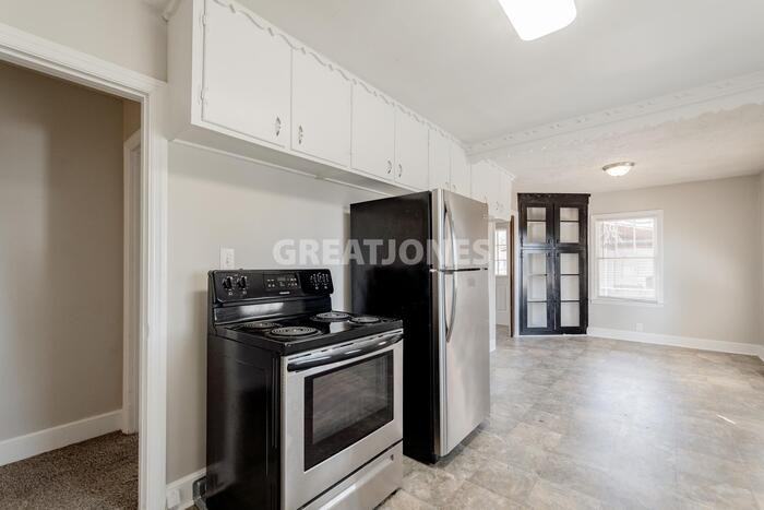 252 Martha St - Photo 3 of 11