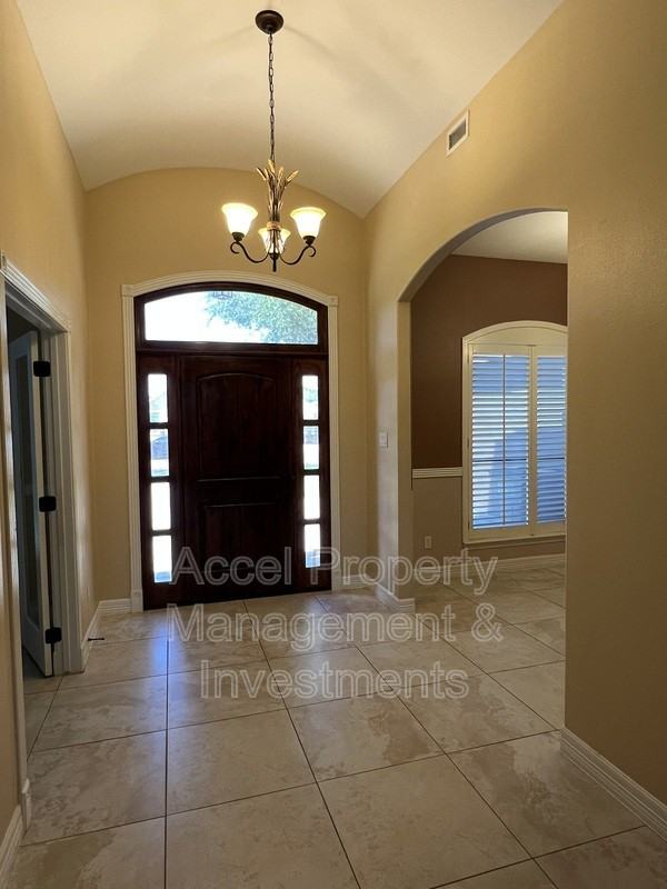 3911 Inez St - Photo 2 of 32