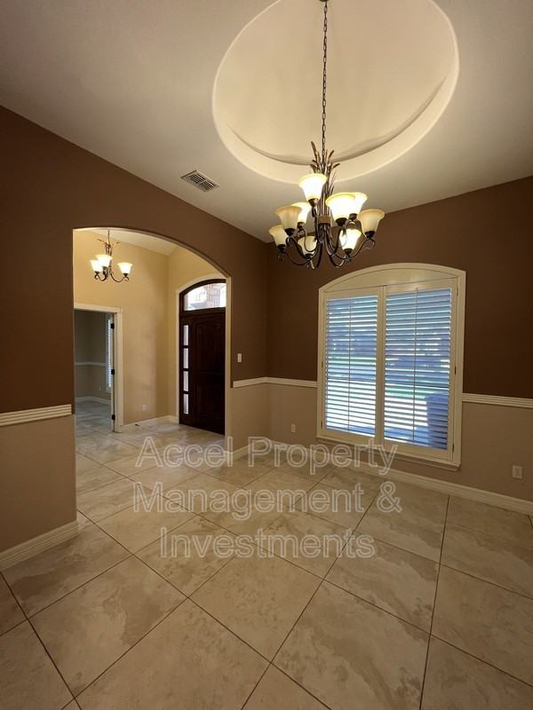 3911 Inez St - Photo 4 of 32