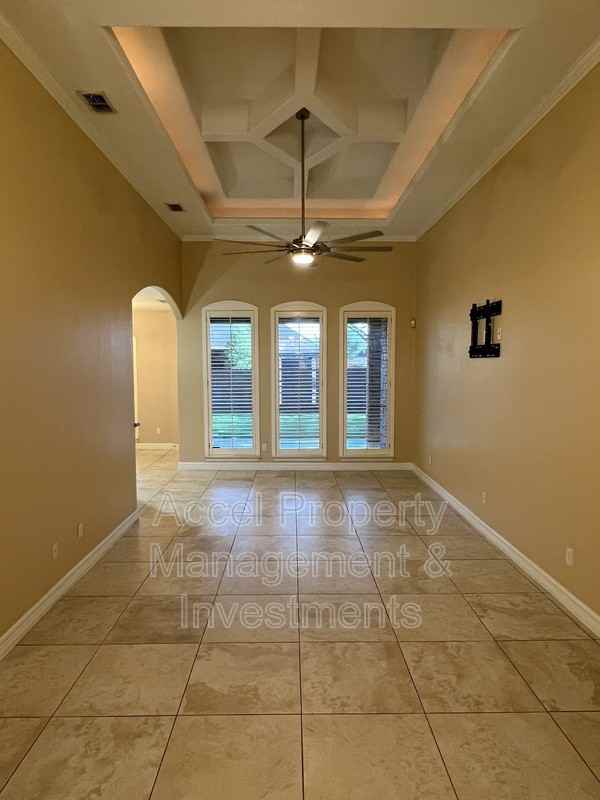 3911 Inez St - Photo 5 of 32