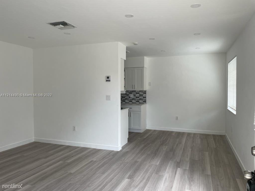 800 N 58th Ave #2 - Photo 2 of 10