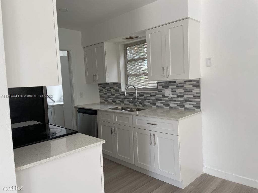 800 N 58th Ave #2 - Photo 3 of 10