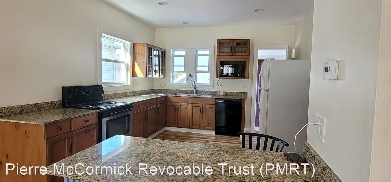 318 Parade St - Photo 3 of 8