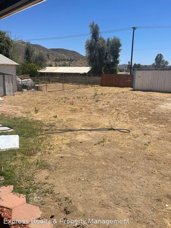 33733 Bethel Ave - Photo 3 of 9