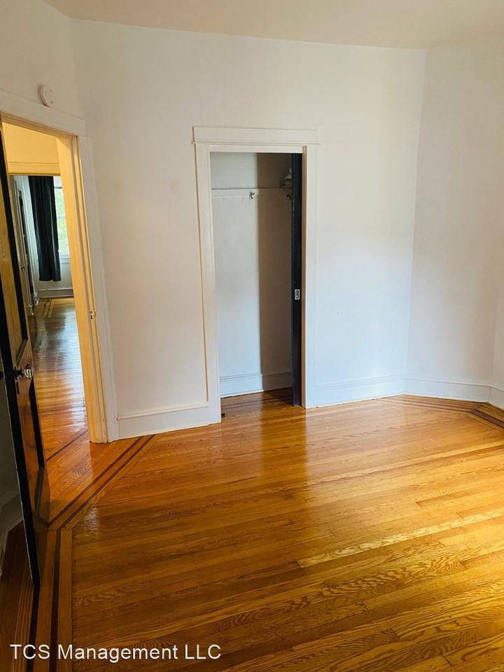 882 Corinthian Ave - Photo 3 of 25