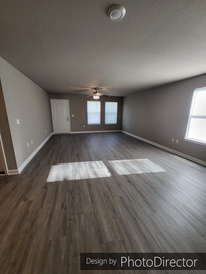 115 Sw Marigold St - Photo 3 of 15