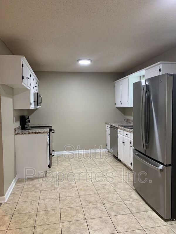 1610 Broadway Blvd - Photo 3 of 11