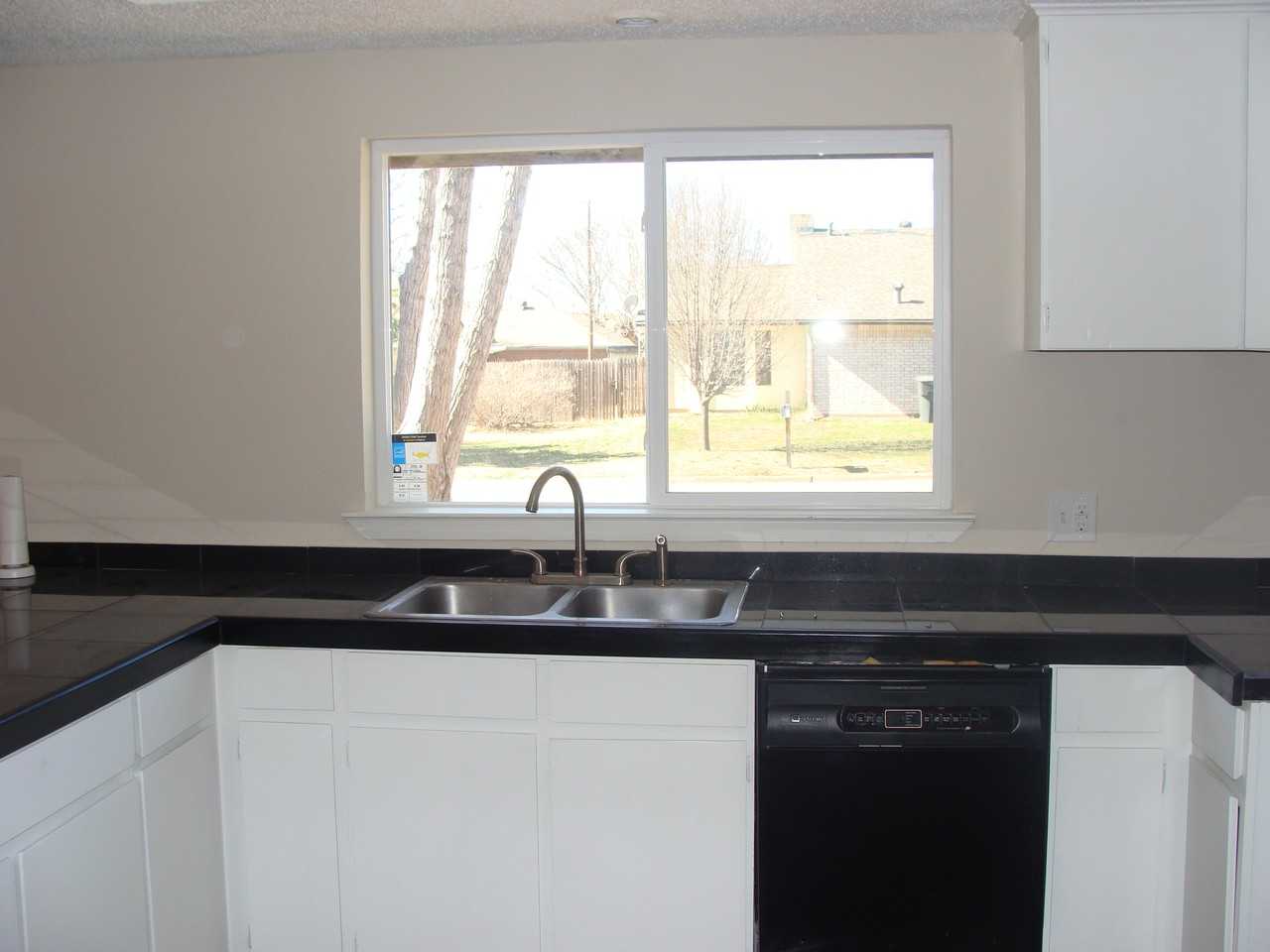 1302 La Salle Dr - Photo 3 of 6