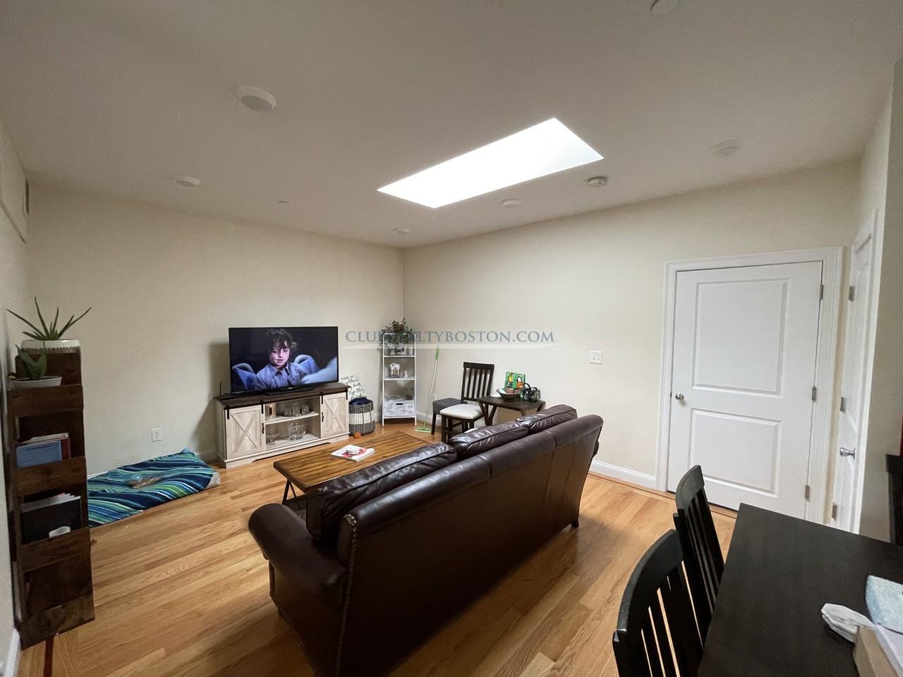 549 Washington St #6 - Photo 7 of 11