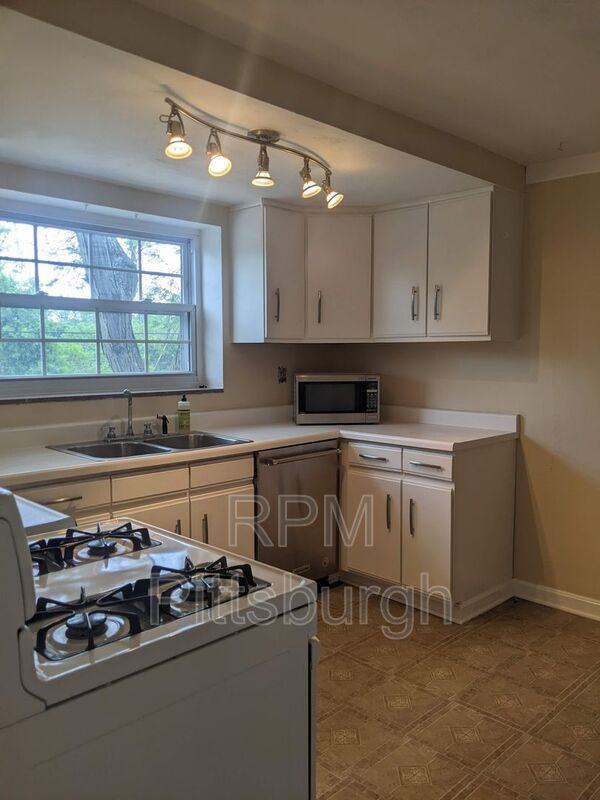 52 Chapel Dr - Photo 2 of 16