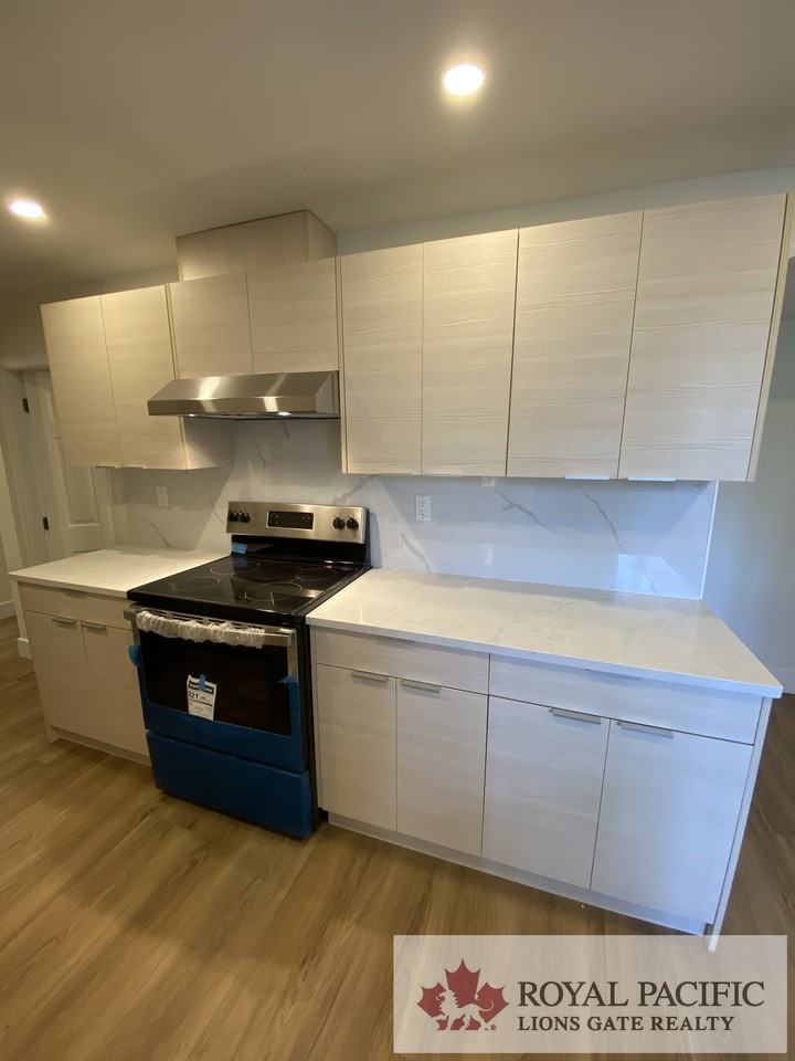 8760 152 Street - Photo 3 of 16