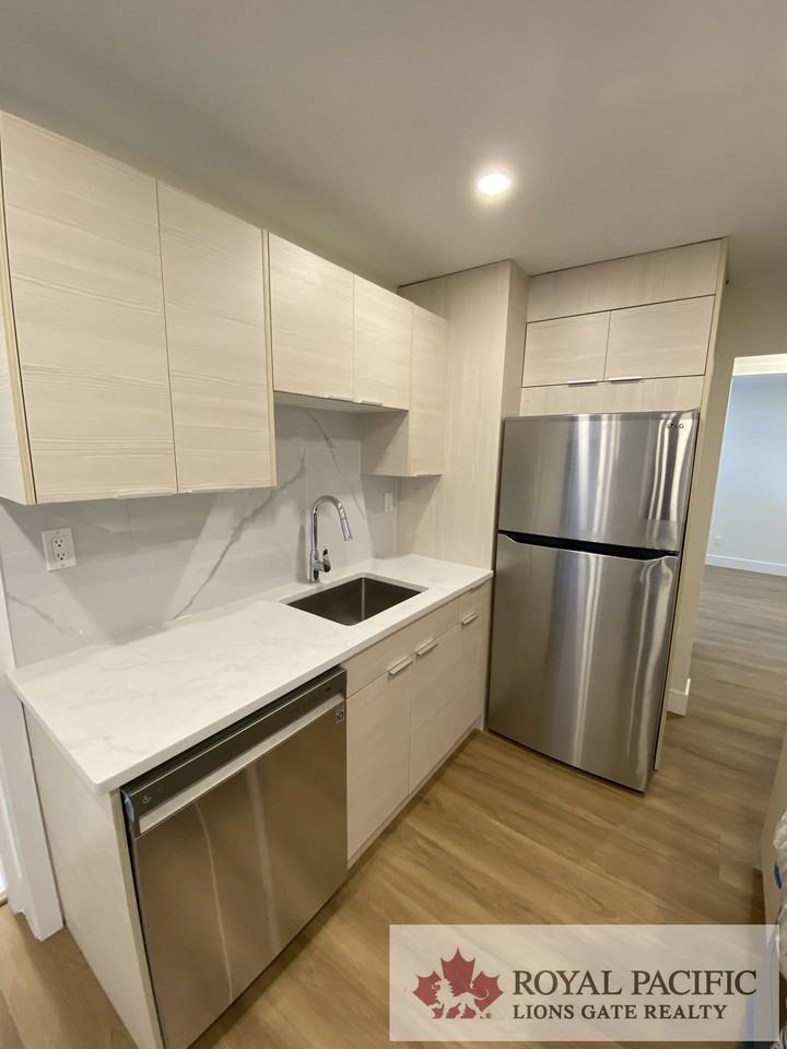 8760 152 Street - Photo 4 of 16