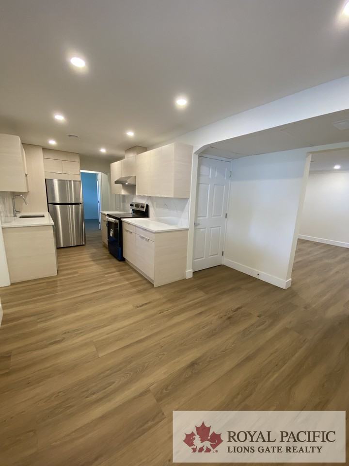 8760 152 Street - Photo 5 of 16