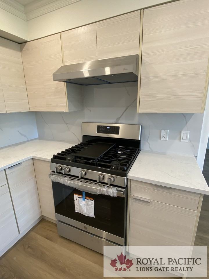 8760 152 Street - Photo 5 of 14