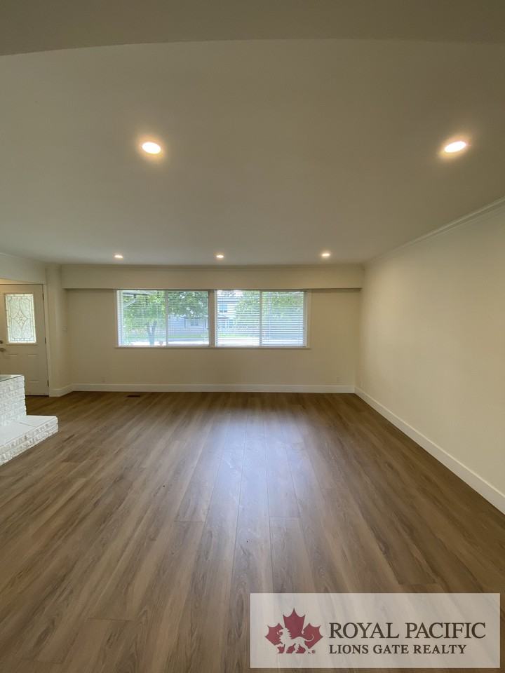 8760 152 Street - Photo 3 of 14