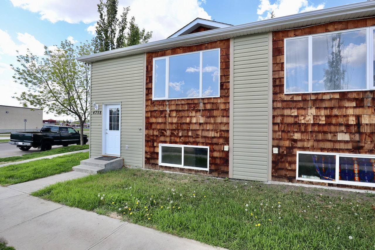 4760 45 Ave - Photo 2 of 3