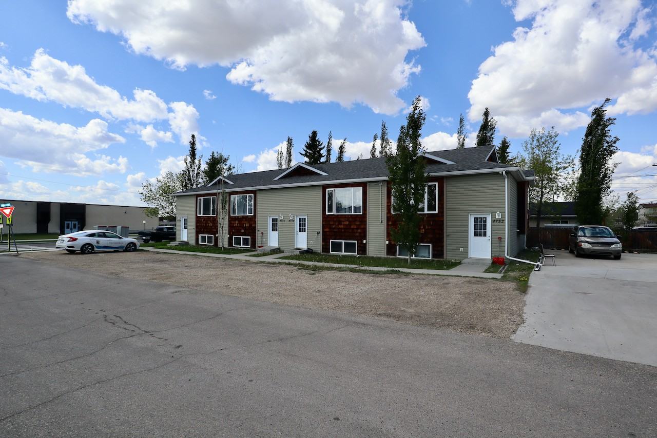 4760 45 Ave - Photo 3 of 3