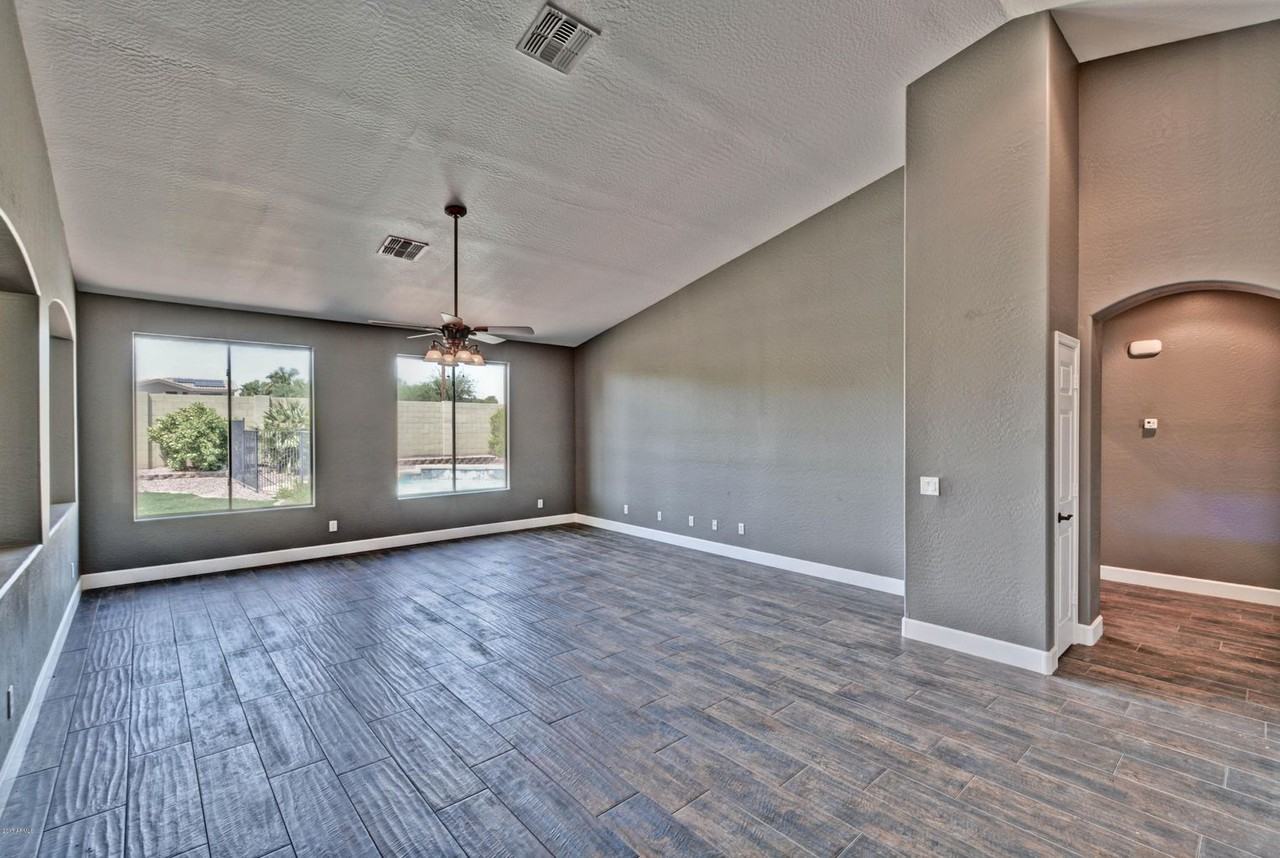 14284 West Woodbridge Avenue - Photo 3 of 29